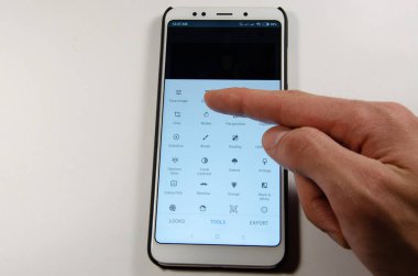 Nisan, 2019. Kramatorsk, Ukrayna. Elinde beyaz bir smartphone cep telefonu ile Snapseed mobil uygulama