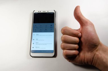 Nisan, 2019. Kramatorsk, Ukrayna. Elinde beyaz bir smartphone cep telefonu ile Snapseed mobil uygulama