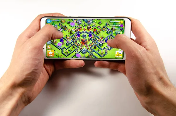Nisan, 2019. Kramatorsk, Ukrayna. Klan oyun elinde beyaz bir smartphone üzerinde çatışması