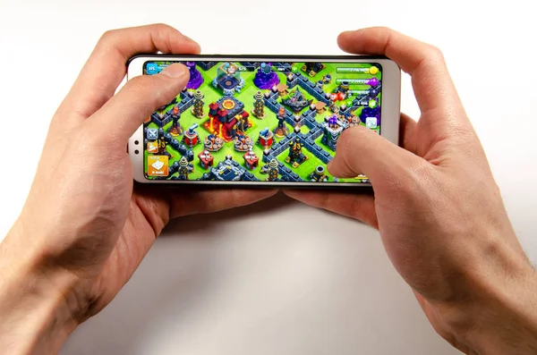 Nisan, 2019. Kramatorsk, Ukrayna. Klan oyun elinde beyaz bir smartphone üzerinde çatışması