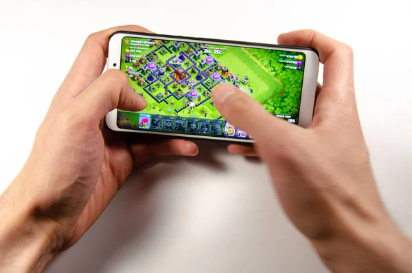 Nisan, 2019. Kramatorsk, Ukrayna. Klan oyun elinde beyaz bir smartphone üzerinde çatışması