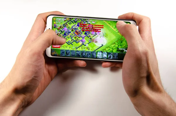 Nisan, 2019. Kramatorsk, Ukrayna. Klan oyun elinde beyaz bir smartphone üzerinde çatışması