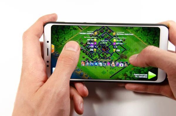 Nisan, 2019. Kramatorsk, Ukrayna. Klan oyun elinde beyaz bir smartphone üzerinde çatışması