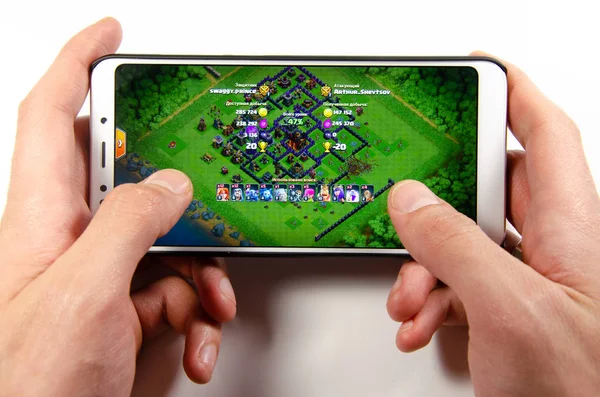 Nisan, 2019. Kramatorsk, Ukrayna. Klan oyun elinde beyaz bir smartphone üzerinde çatışması