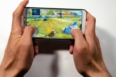 Nisan 2019. San Francisco, ABD. Eller bir akıllı telefon tutarak hangi oyun, Oyunlar Dünya Tankları Blitz oynanışı