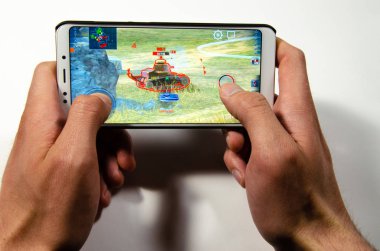 Nisan 2019. San Francisco, ABD. Eller bir akıllı telefon tutarak hangi oyun, Oyunlar Dünya Tankları Blitz oynanışı