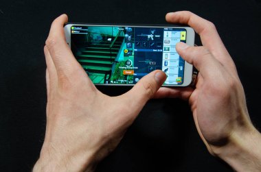Nisan 2019. San Francisco, ABD. Eller bir akıllı telefon tutarak hangi oyun, oynanış oyun Pubg G mobil, Playerunknown 's Battlegrounds