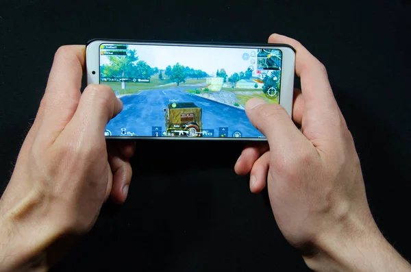 April 2019 San Francisco Usa Hands Holding Smartphone Which Game — Stock Photo, Image