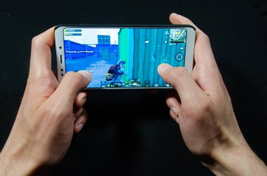 Nisan 2019. San Francisco, ABD. Eller bir akıllı telefon tutarak hangi oyun, oynanış oyun Pubg G mobil, Playerunknown 's Battlegrounds