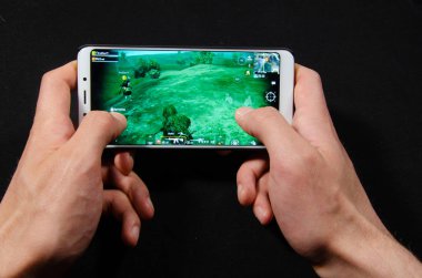 Nisan 2019. San Francisco, ABD. Eller bir akıllı telefon tutarak hangi oyun, oynanış oyun Pubg G mobil, Playerunknown 's Battlegrounds