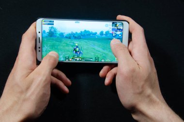 Nisan 2019. San Francisco, ABD. Eller bir akıllı telefon tutarak hangi oyun, oynanış oyun Pubg G mobil, Playerunknown 's Battlegrounds