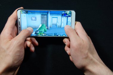 Nisan 2019. San Francisco, ABD. Eller bir akıllı telefon tutarak hangi oyun, oynanış oyun Pubg G mobil, Playerunknown 's Battlegrounds