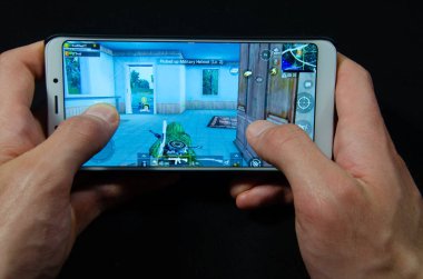 Nisan 2019. San Francisco, ABD. Eller bir akıllı telefon tutarak hangi oyun, oynanış oyun Pubg G mobil, Playerunknown 's Battlegrounds