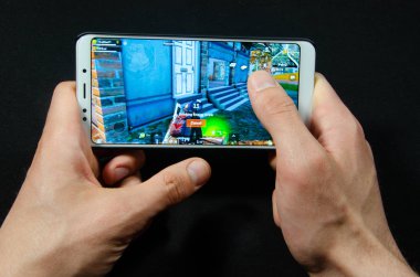 Nisan 2019. San Francisco, ABD. Eller bir akıllı telefon tutarak hangi oyun, oynanış oyun Pubg G mobil, Playerunknown 's Battlegrounds