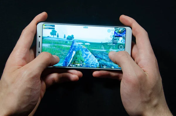 April 2019 San Francisco Usa Hands Holding Smartphone Which Game — Stock Photo, Image