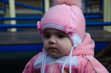 Oyun alanında ve öğleden sonra parkta pembe bir takım elbiseli küçük bir çocuğun portresi