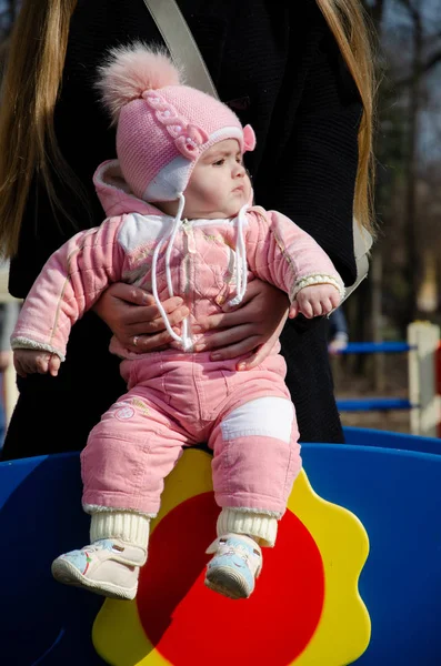 Mutter Spielt Auf Hellem Spielplatz Mit Kleinem Kind Auf Der — Stockfoto