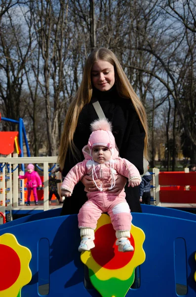 Mutter Spielt Auf Hellem Spielplatz Mit Kleinem Kind Auf Der — Stockfoto