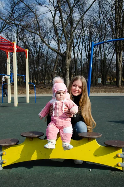 Mutter Spielt Auf Hellem Spielplatz Mit Kleinem Kind Auf Der — Stockfoto