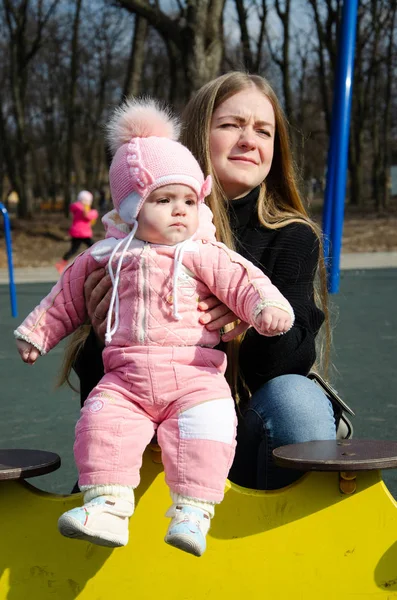 Mutter Spielt Auf Hellem Spielplatz Mit Kleinem Kind Auf Der — Stockfoto