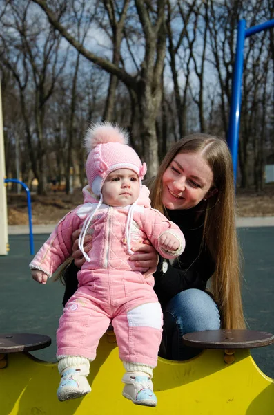 Mutter Spielt Auf Hellem Spielplatz Mit Kleinem Kind Auf Der — Stockfoto