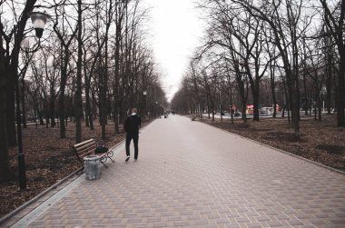 İnsanlar her gün yürümek şehir merkezinde doğal parkta Alley