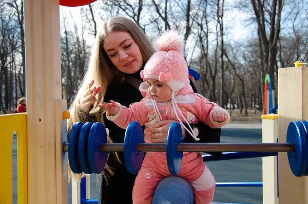 Mutter Spielt Auf Hellem Spielplatz Mit Kleinem Kind Auf Der — Stockfoto