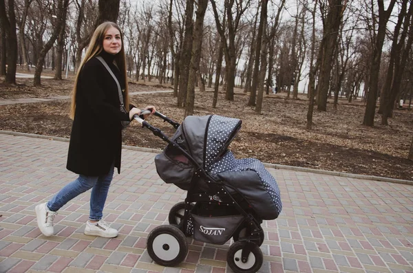 Mother Baby Carriage Walks Alley Park Day — Stock Photo, Image