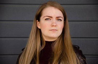 Koyu kırmızı elbise diz derin ve öğleden sonra sokakta koyu deri ceket güzel bir kız portresi