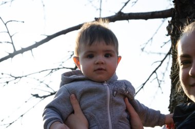 Anne çocuk sokakta yürür, yürümeyi öğrenir, dünya çalışma. Bahar sıcak öğleden sonra