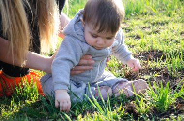 Anne çocuk sokakta yürür, yürümeyi öğrenir, dünya çalışma. Bahar sıcak öğleden sonra