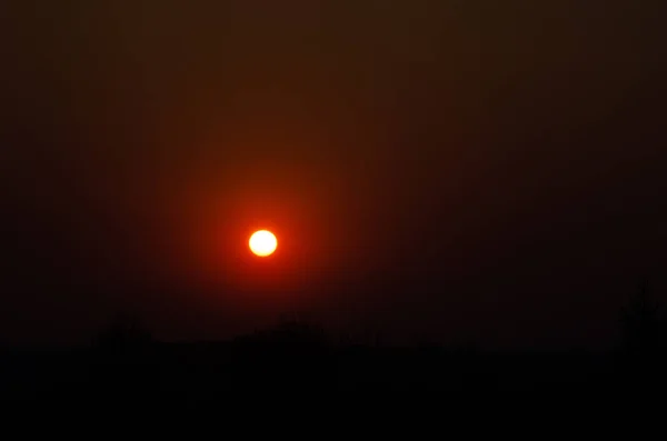 Şehrin Üzerinde Inanılmaz Güzel Parlak Gün Batımı Degrade Güneşin Çekirdeği — Stok fotoğraf