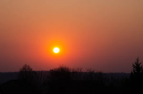街の上に信じられないほど 美しい 明るい夕日 グラデーション 太陽のコア 美しい夕日 オレンジ — ストック写真