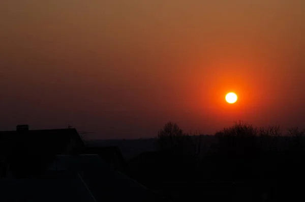 街の上に信じられないほど 美しい 明るい夕日 グラデーション 太陽のコア 美しい夕日 オレンジ — ストック写真