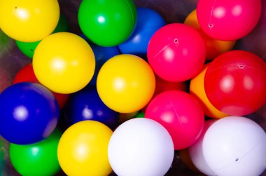 Plastik renkli çocuk topları. Çocuk havuzları ve oyunlar için parlak yuvarlak toplar
