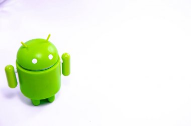 Nisan 2019. Los Angeles, Amerika Birleşik Devletleri. Beyaz bir arka plan ve bir akıllı telefon ile Yeşil plastik Android rakam. Şekil, logo Android, Google