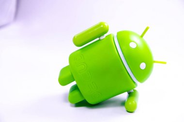Nisan 2019. Los Angeles, Amerika Birleşik Devletleri. Beyaz bir arka plan ve bir akıllı telefon ile Yeşil plastik Android rakam. Şekil, logo Android, Google