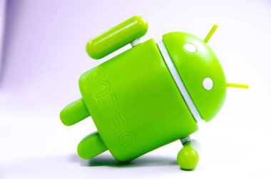 Nisan 2019. Los Angeles, Amerika Birleşik Devletleri. Beyaz bir arka plan ve bir akıllı telefon ile Yeşil plastik Android rakam. Şekil, logo Android, Google