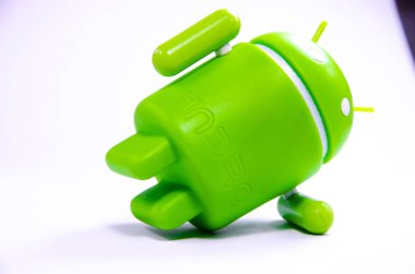 Nisan 2019. Los Angeles, Amerika Birleşik Devletleri. Beyaz bir arka plan ve bir akıllı telefon ile Yeşil plastik Android rakam. Şekil, logo Android, Google