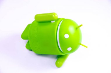 Nisan 2019. Los Angeles, Amerika Birleşik Devletleri. Beyaz bir arka plan ve bir akıllı telefon ile Yeşil plastik Android rakam. Şekil, logo Android, Google