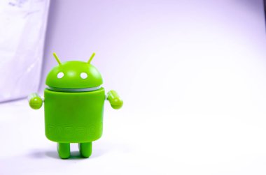 Nisan 2019. Los Angeles, Amerika Birleşik Devletleri. Beyaz bir arka plan ve bir akıllı telefon ile Yeşil plastik Android rakam. Şekil, logo Android, Google