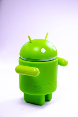 Nisan 2019. Los Angeles, Amerika Birleşik Devletleri. Beyaz bir arka plan ve bir akıllı telefon ile Yeşil plastik Android rakam. Şekil, logo Android, Google