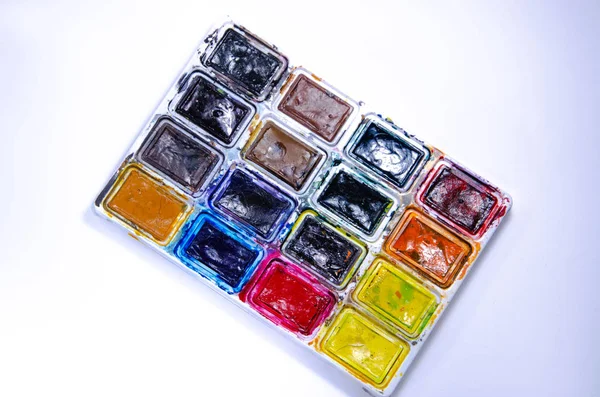 Paleta Com Aquarelas Pincéis Para Tintas Sobre Fundo Branco Tintas — Fotografia de Stock