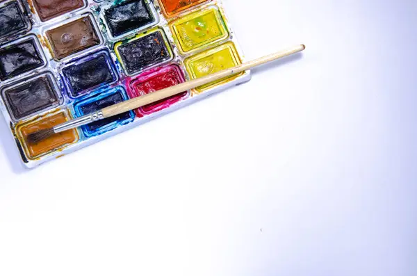 Palet Met Aquarellen Penselen Voor Verven Een Witte Achtergrond Aquarel — Stockfoto