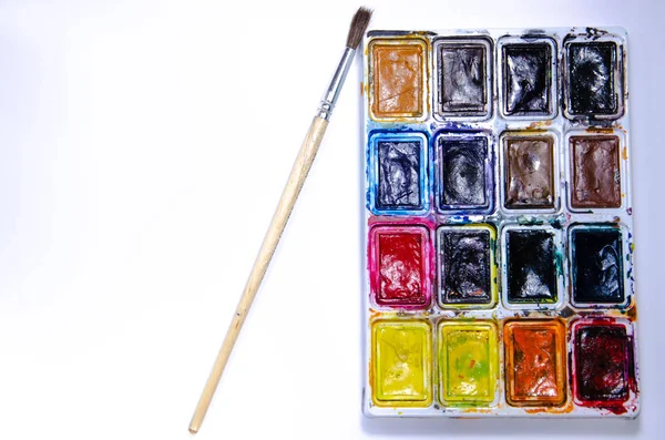 Palet Met Aquarellen Penselen Voor Verven Een Witte Achtergrond Aquarel — Stockfoto