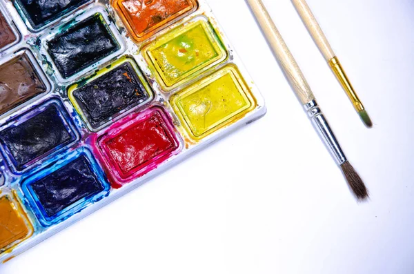 Paleta Con Acuarelas Pinceles Para Pinturas Sobre Fondo Blanco Pinturas — Foto de Stock