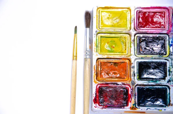 Palette Avec Aquarelles Pinceaux Pour Peintures Sur Fond Blanc Peintures — Photo