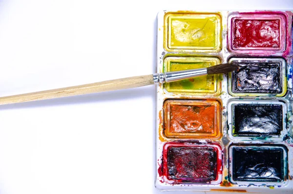 Paleta Con Acuarelas Pinceles Para Pinturas Sobre Fondo Blanco Pinturas — Foto de Stock