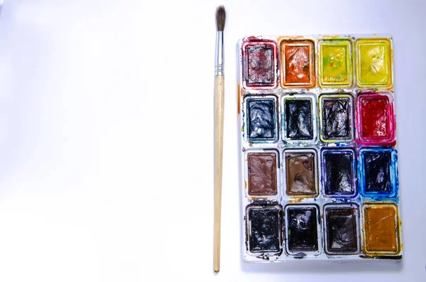 Palette Avec Aquarelles Pinceaux Pour Peintures Sur Fond Blanc Peintures — Photo