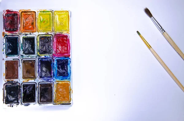 Palette Avec Aquarelles Pinceaux Pour Peintures Sur Fond Blanc Peintures — Photo